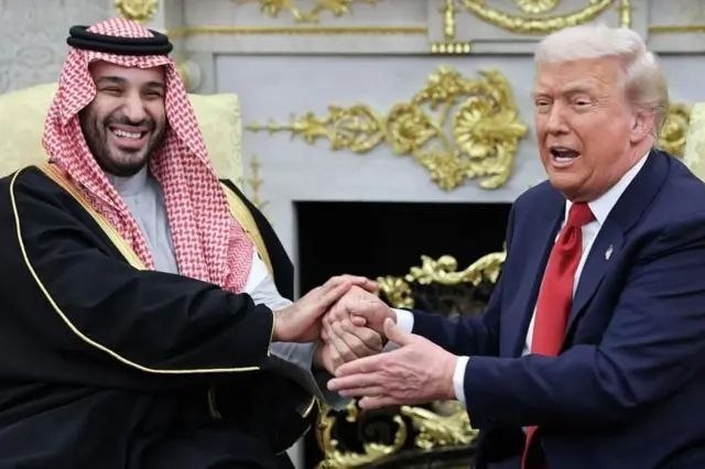 🇾🇪🇸🇦 منابع عبری: بن سلمان به ایران پیغام داده که جلوی پیشروی یمنیها را بگیرد و در عوض امتیازاتی به ایران خواهد داد.